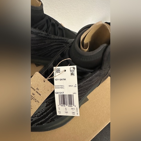 NWT Unisex Adidas YEEZY "QNTM" sneakers - Picture 3 of 7